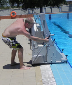 ¿Cuáles son las medidas de seguridad asociadas con las sillas elevadoras de piscina?
